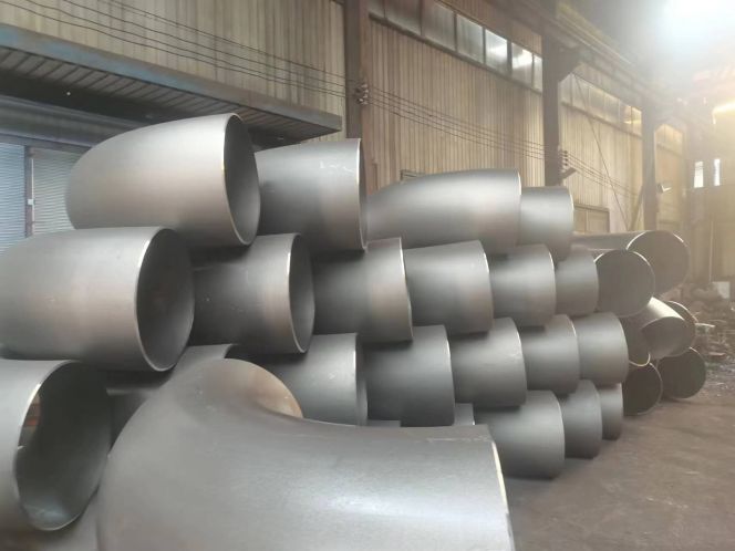 Elección entre codos sin costura y soldados para tuberías