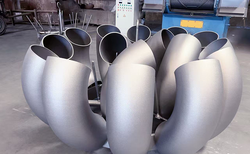 ¿Cuáles son los métodos que utilizan los fabricantes de codos para identificar los codos de acero inoxidable?